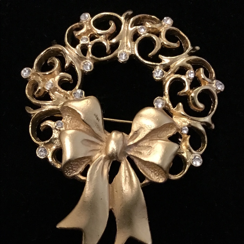 Gold Rhinestone Brooch Wreath Holiday Vintage